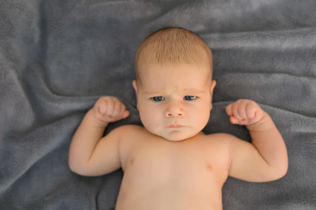 Karakter bayi bulan Agustus, Bayi percaya diri dan karismatik, Bayi suka jadi pusat perhatian, Tips mengasuh anak percaya diri, Parenting bayi ceria dan dominan, Kepribadian bayi Agustus, Tumbuh kembang bayi aktif